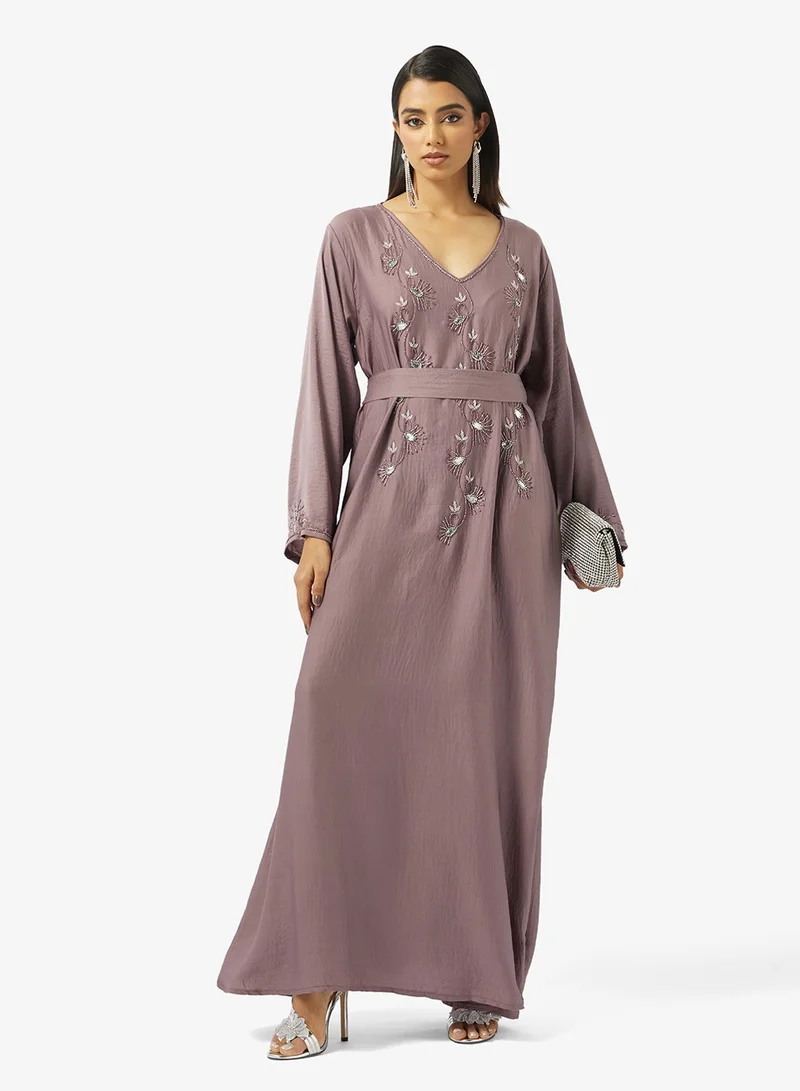 هيا كلوزيت جلابية مطرزة بالخرز وزخارف زهرية أمامية